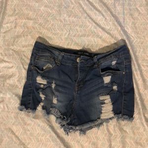Short distressed shorts